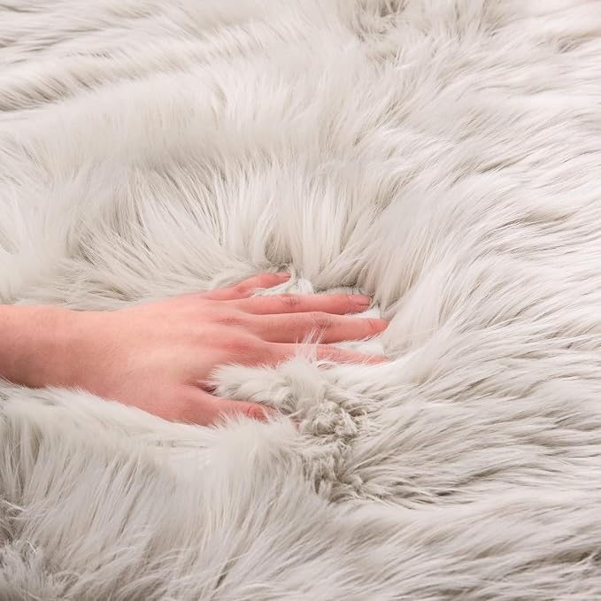 EasyJoy Faux Sheepskin Rug, Fluffy Faux Fur Rug, Ultra Soft Shag Area Rug - Image 7