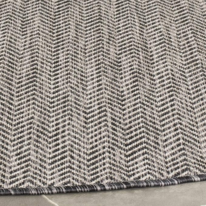 SAFAVIEH Outdoor Round Rug 4' - Image 3