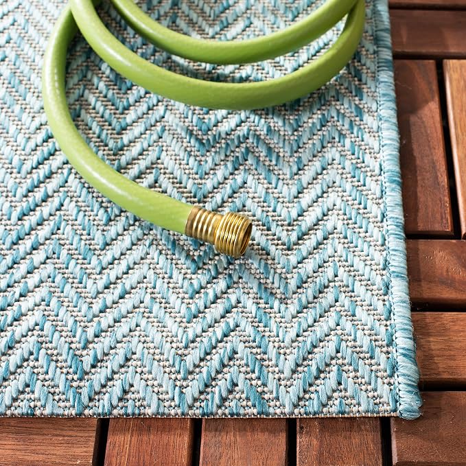 SAFAVIEH Outdoor Accent Rug 2'3"x5' - Image 5