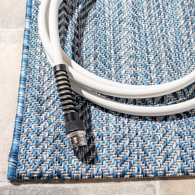 SAFAVIEH Outdoor Accent Rug 2'7"x5' - Image 4