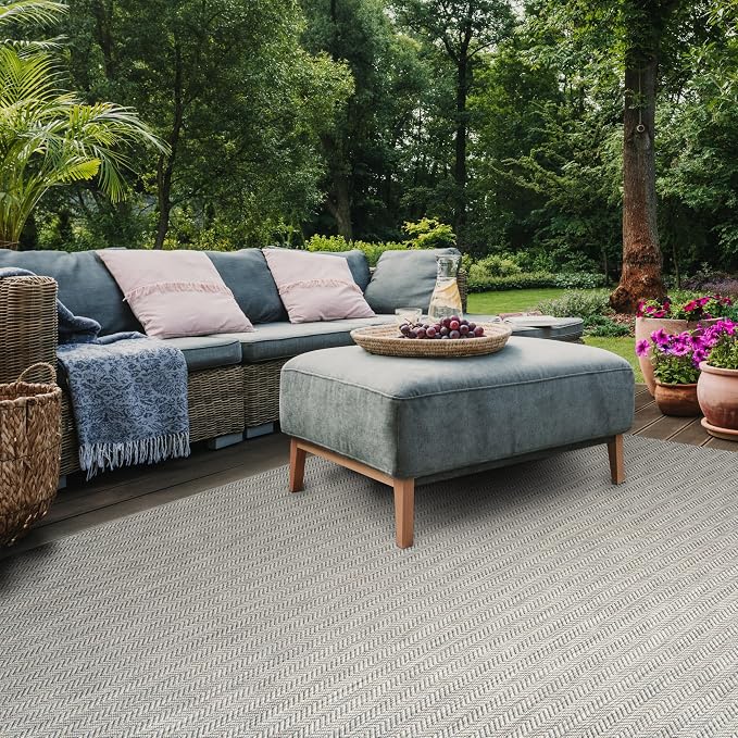 SAFAVIEH Outdoor Area Rug 9x12 - Image 4